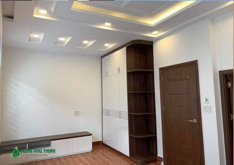 Phòng ngủ mang đến cảm giác ấm áp với hệ thống sàn và đồ nội thất làm từ chất liệu gỗ