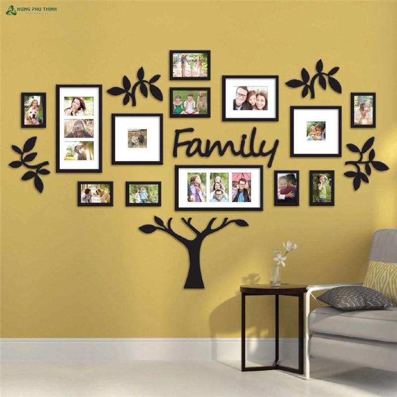 Trang trí tường bằng ảnh gia đình được sắp đặt bố cục ấn tượng