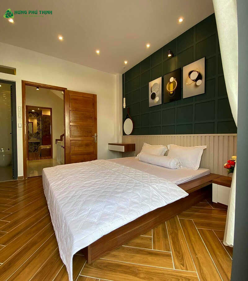 Tông màu chủ đạo của phòng ngủ là trắng và vàng gỗ
