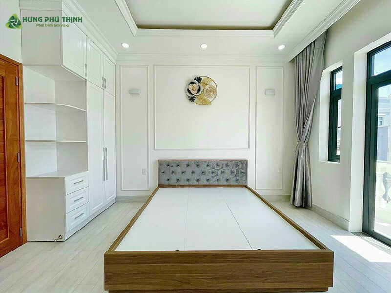Phòng ngủ sử dụng nội thất gỗ tự nhiên mộc mạc và ấm cúng
