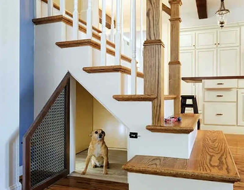Tận dụng gầm cầu thang làm nhà ở cho thú cưng