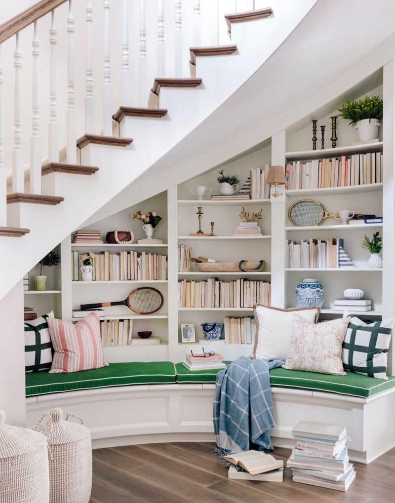 Trang trí gầm cầu thang bằng kệ sách