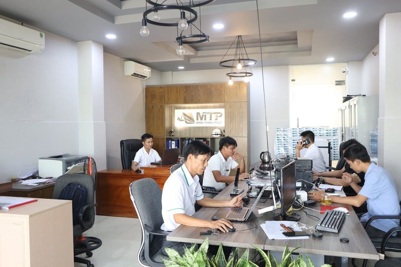 Đội ngủ nhân viên văn phòng của công ty xây dựng Minh Thịnh Phát