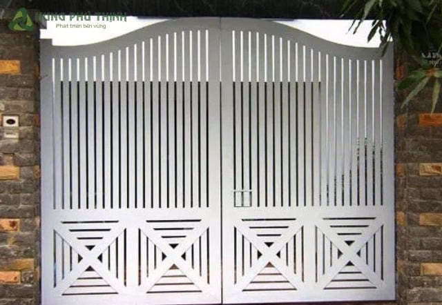 Mẫu cổng nhà hiện đại bằng sắt trắng