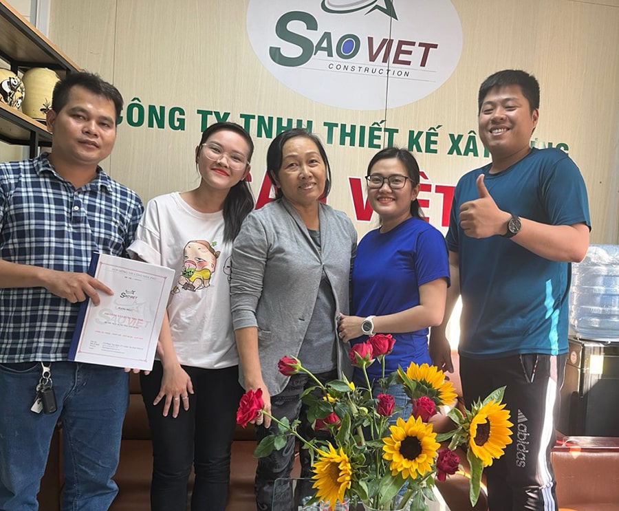 Khách hàng ký hợp đồng xây nhà với Sao Việt
