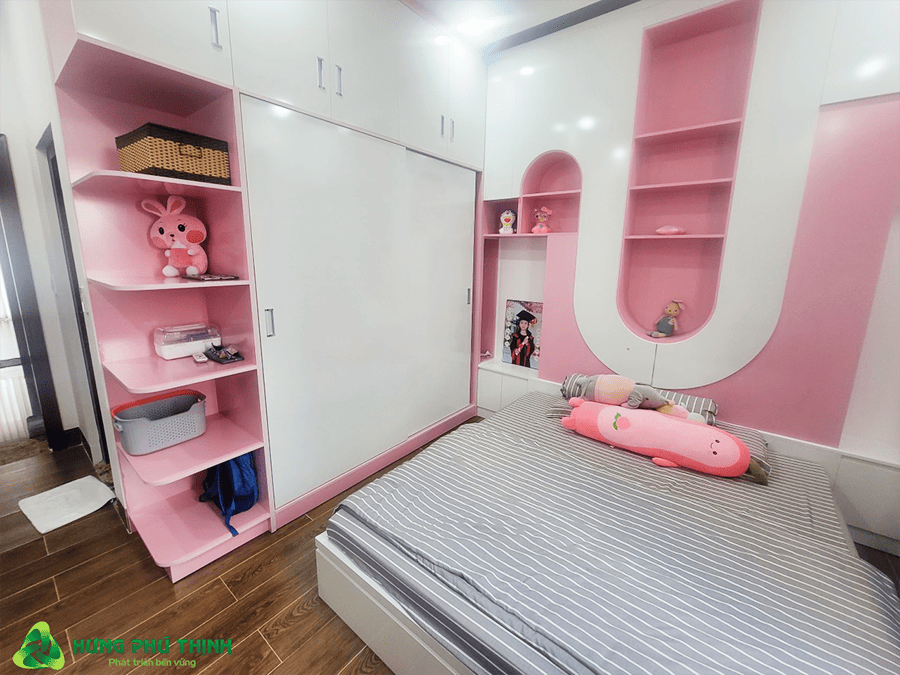 Phòng ngủ cho bé không khác mấy so với thiết kế ban đầu với nội thất trắng - hồng đồng bộ. Tủ quần áo cửa kéo dễ sử dụng và tiết kiệm diện tích.