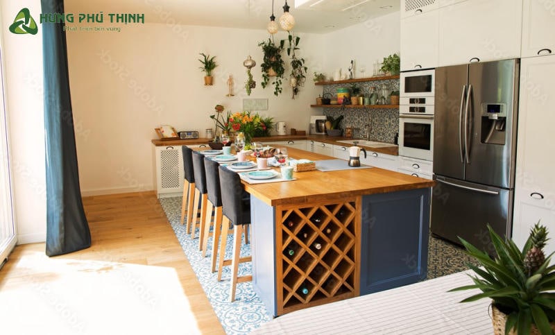 Phòng bếp nhỏ nhắn, đơn giản nhưng tràn đầy năng lượng nhờ tông màu xanh biển và nhiều chậu hoa trang trí.