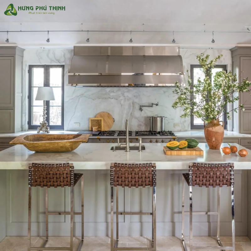 Không gian nấu nướng nhỏ gọn nhưng vẫn tiện nghi, hiện đại và phóng khoáng nhờ ứng dụng phong cách Địa Trung Hải.