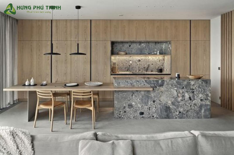 Không gian bếp Wabi Sabi thu hút bởi điểm nhấn đá họa tiết ấn tượng